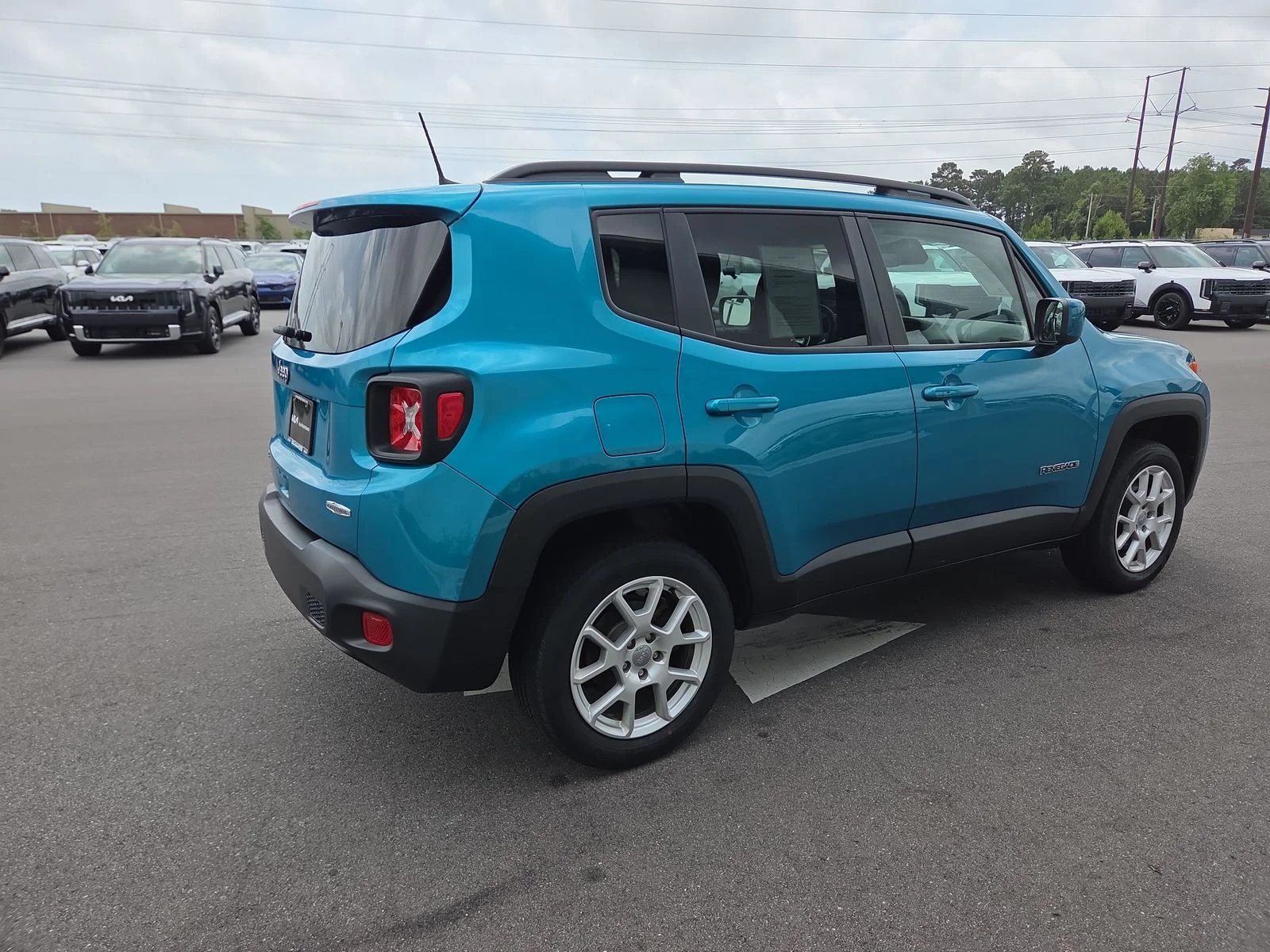 Used 2021 Bikini Metallic Clearcoat Jeep Latitude image 5