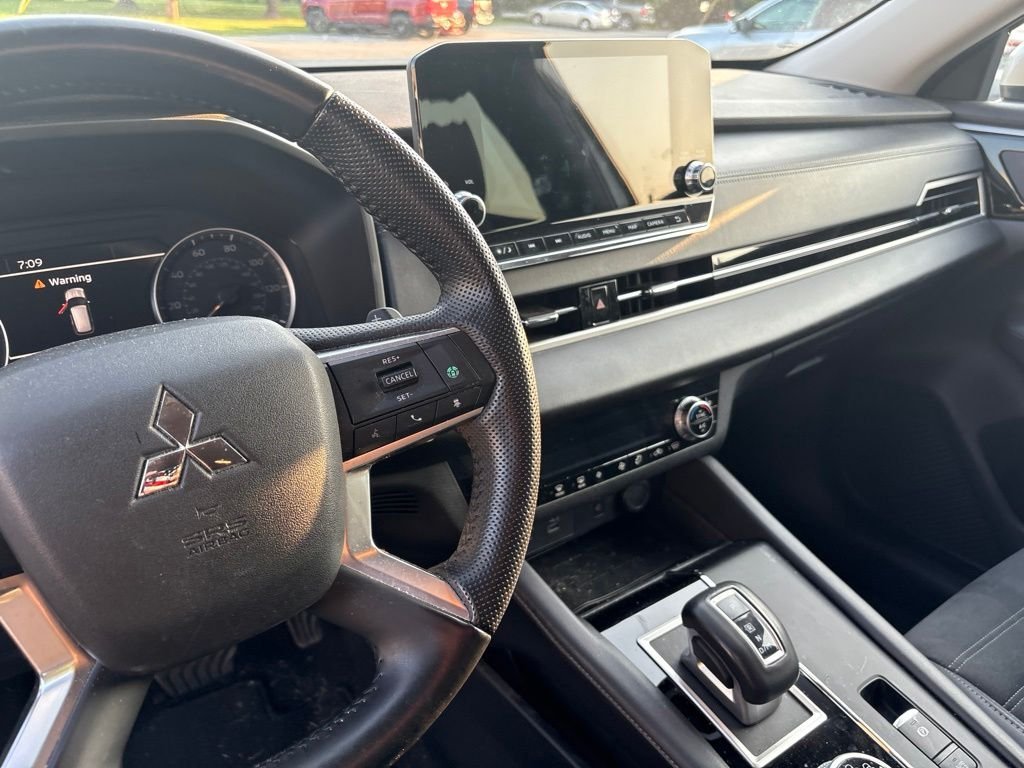 Used 2022 Silver Mitsubishi SE image 5