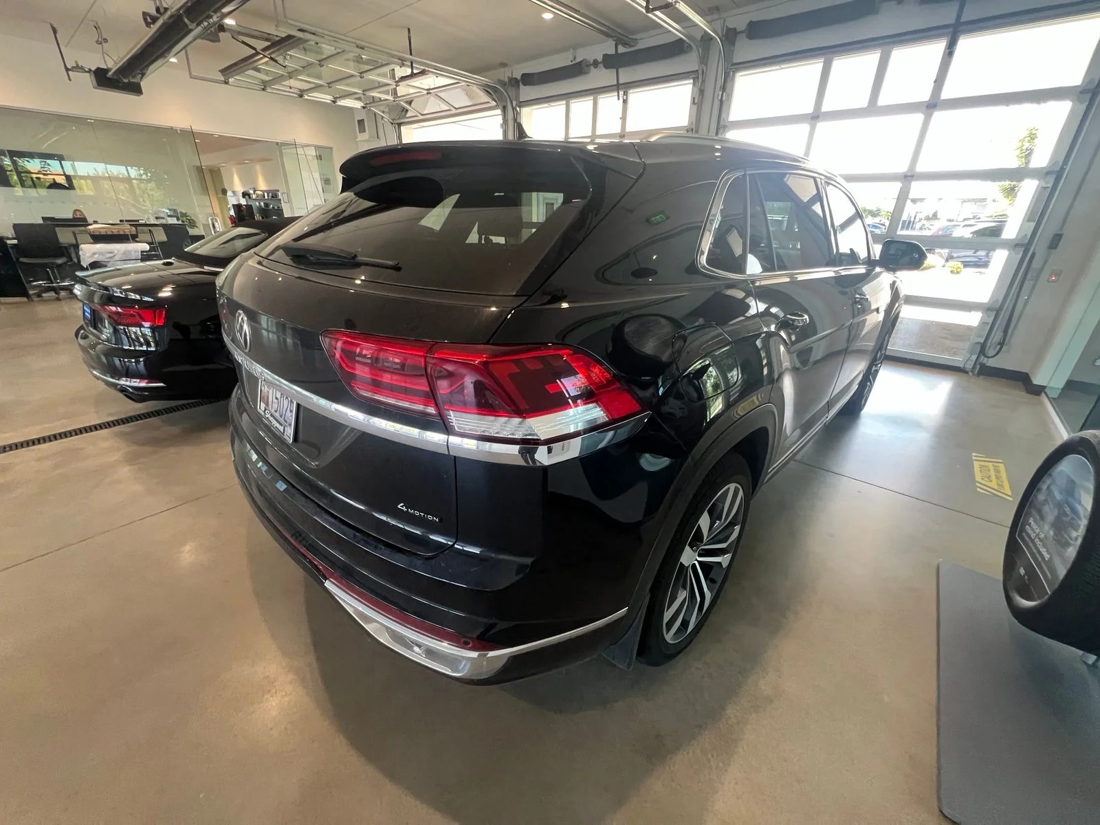 Used 2023  Volkswagen 3.6L V6 SEL Premium R-Line image 7