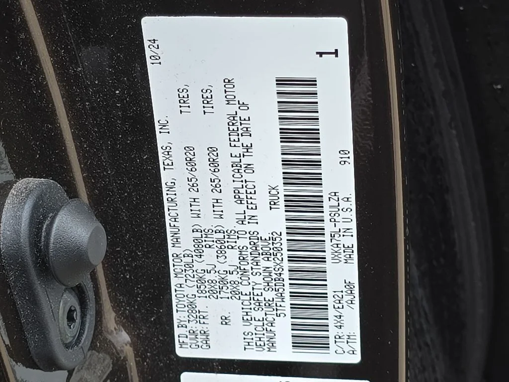 Used 2025  Toyota Limited image 23