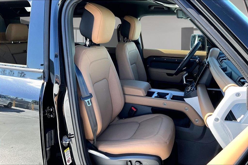 New 2026 SANTORINI BLACK Land Rover X-Dynamic SE image 11