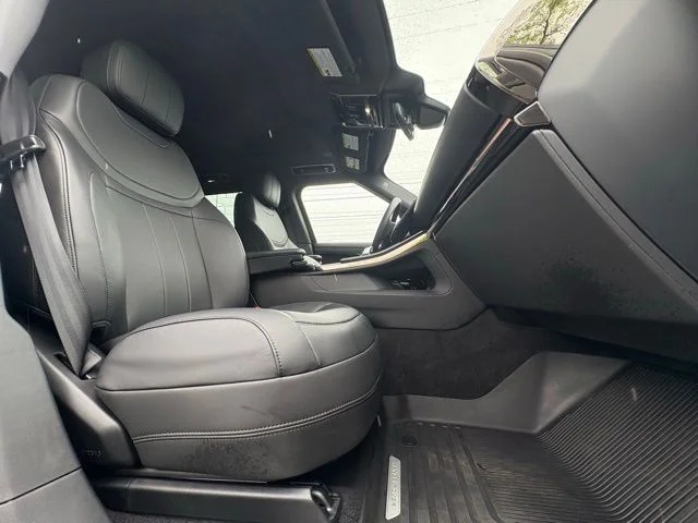 Certified Used 2025 White Land Rover Dynamic SE image 43