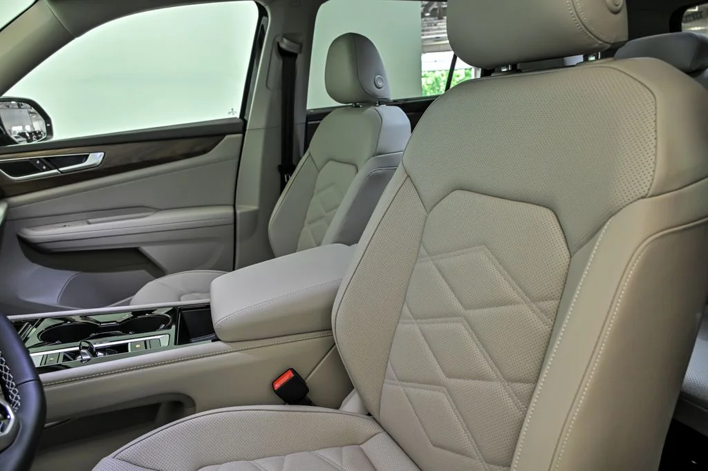 New 2026 Black Volkswagen 2.0T SE w/Technology image 8