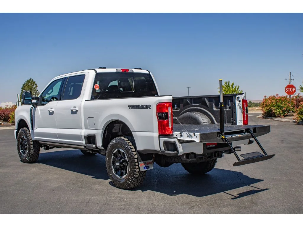 New 2026 Oxford White Ford LARIAT image 13