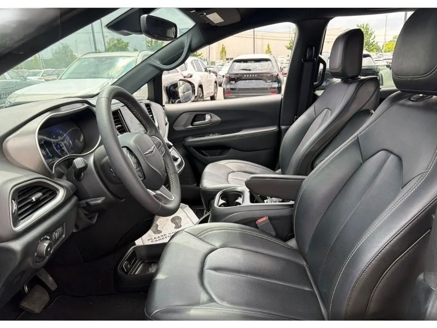 Used 2025 Ceramic Gray Clearcoat Chrysler Select image 6