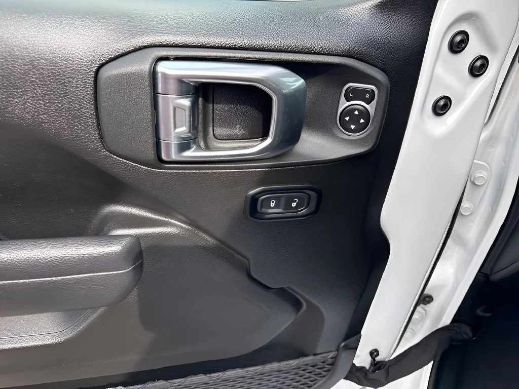Used 2025 White Jeep Sport S image 27