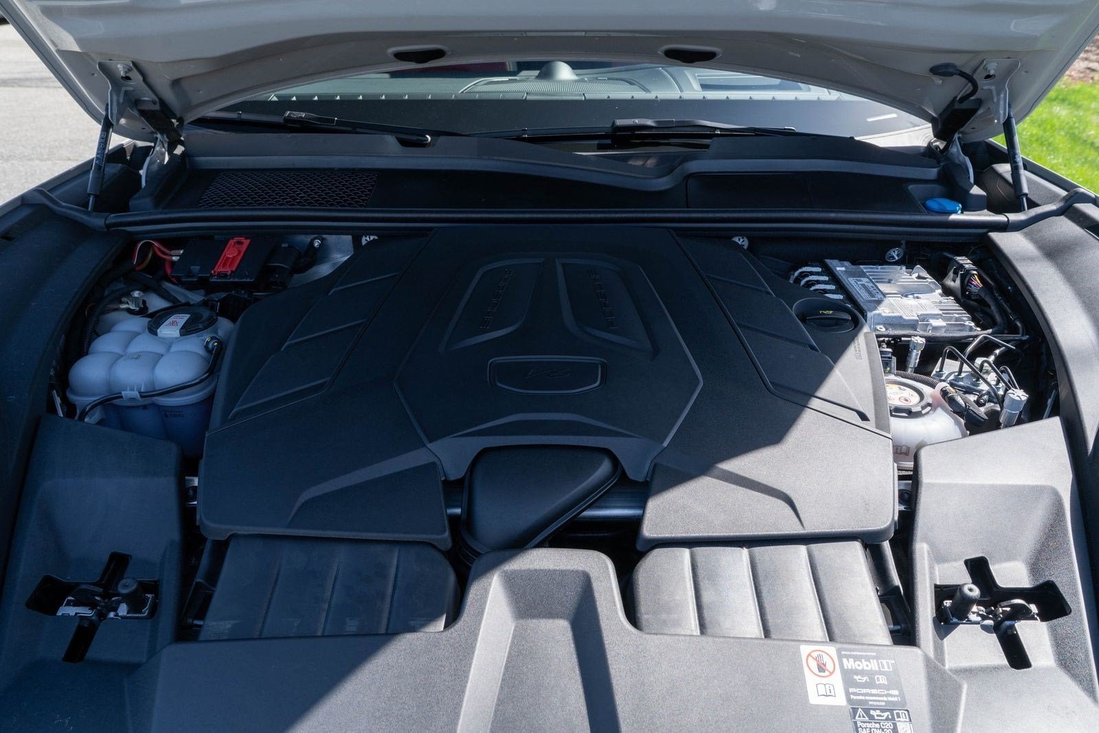 Used 2025 White Porsche S E-Hybrid Coupe image 17