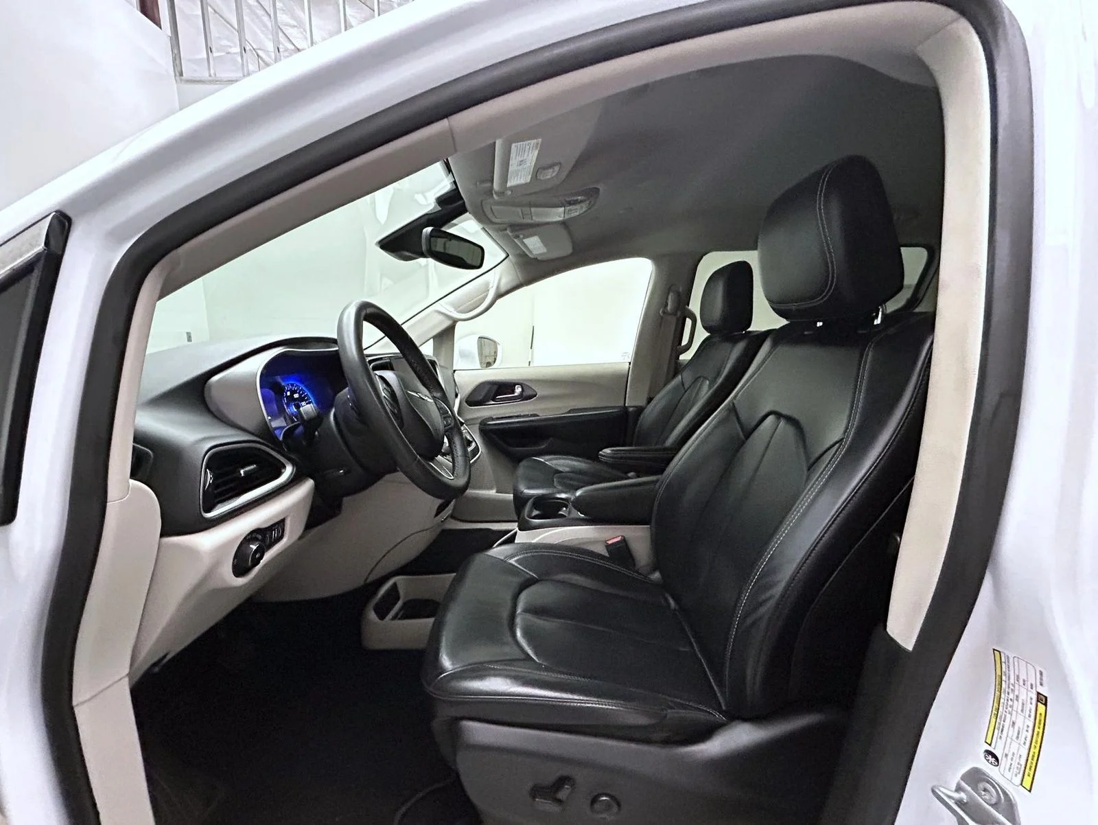 Used 2022 White Chrysler Touring L image 10