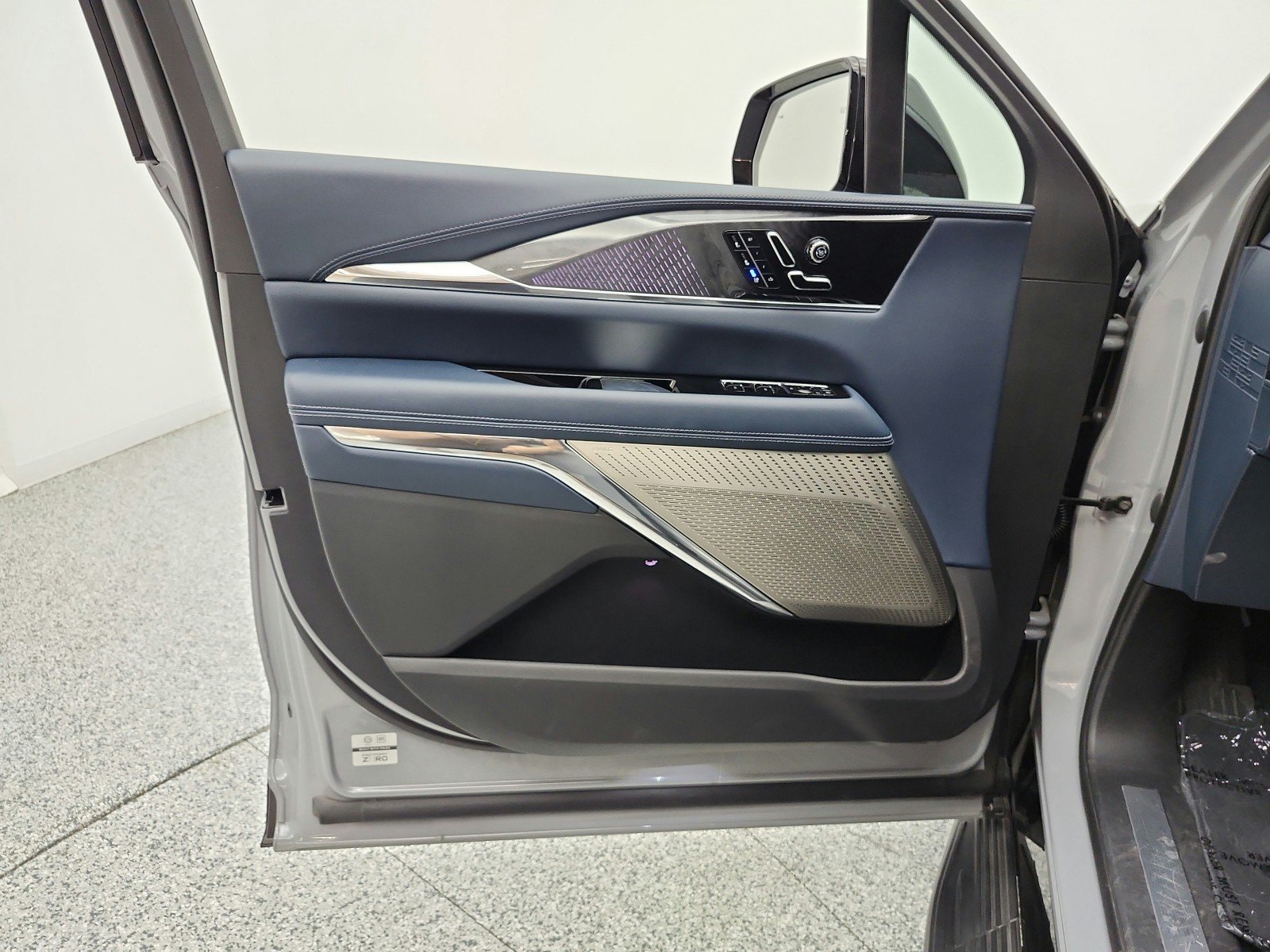 Used 2026 Luna Metallic Cadillac Premium Luxury image 12