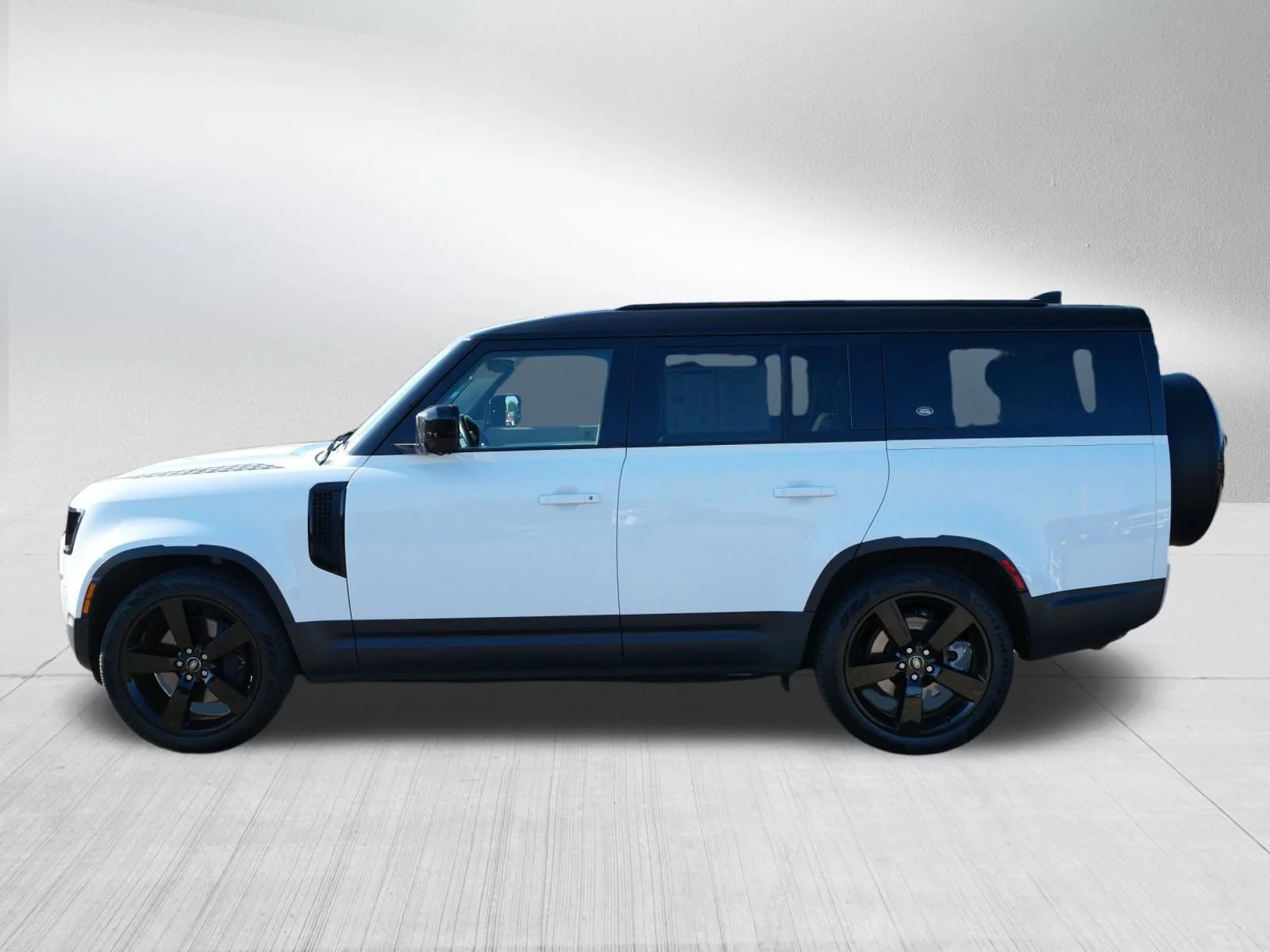 Used 2023 Fuji White Land Rover SE image 4