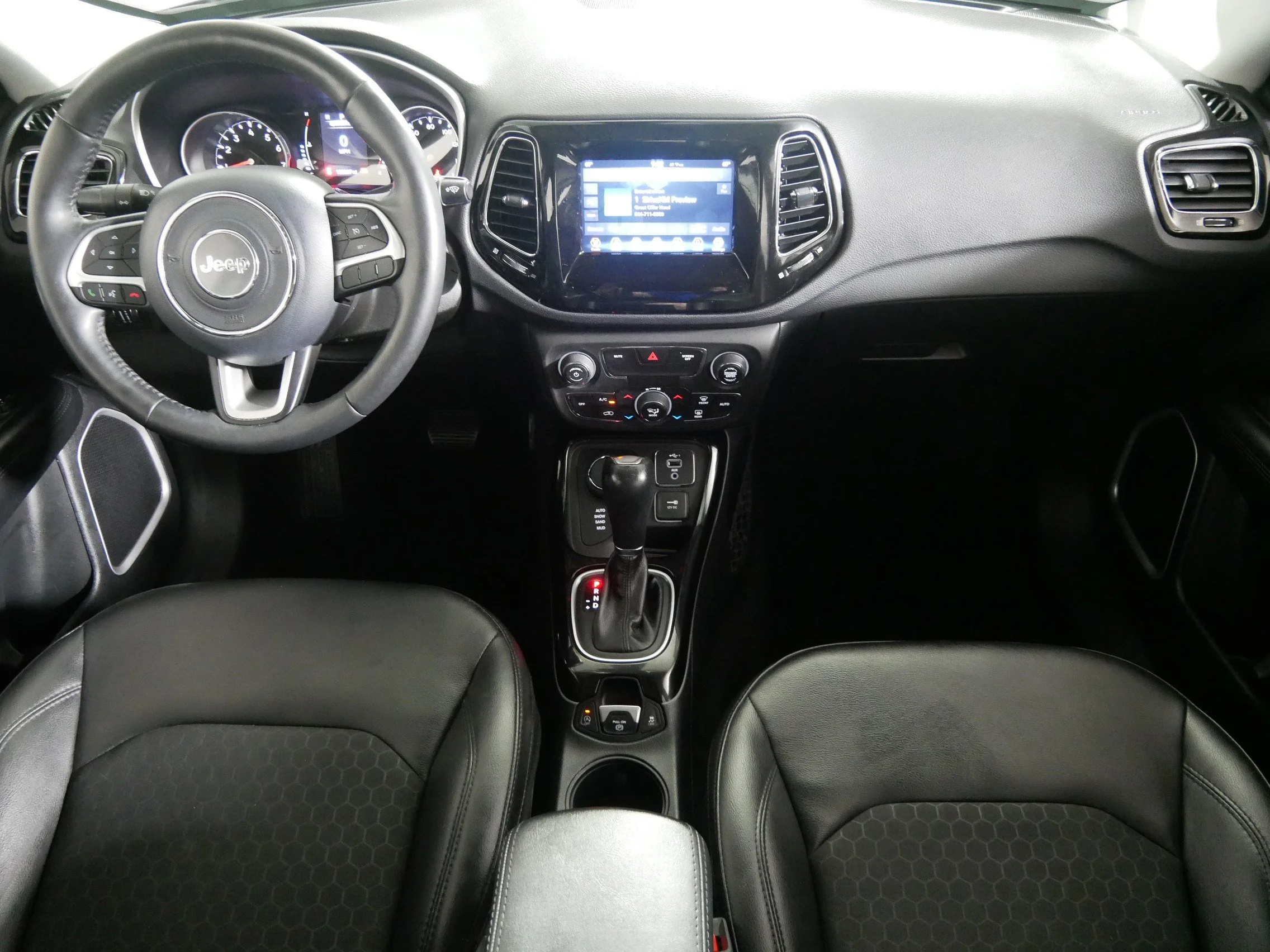 Used 2019 Granite Crystal Metallic Clearcoat Jeep Altitude image 10