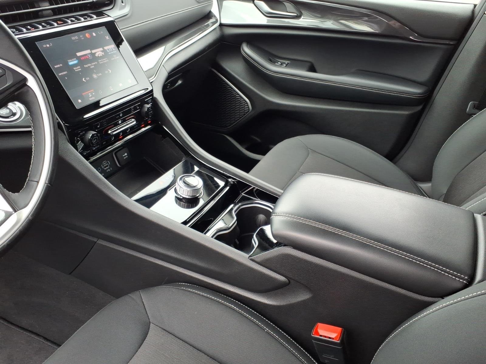 Used 2022 Diamond Black Crystal Pearlcoat Jeep Laredo image 21
