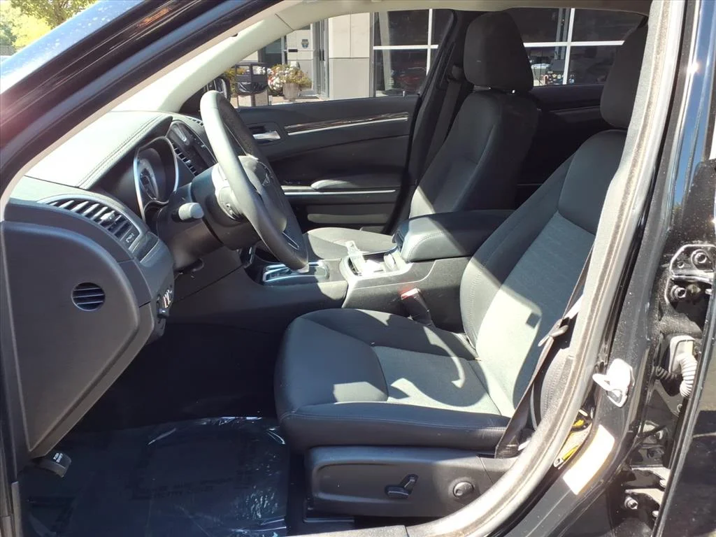 2022 Chrysler 300 Touring - Photo 12