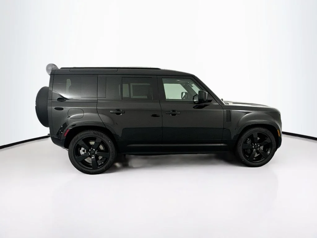 New 2026 Santorini Black Land Rover X-Dynamic SE image 4