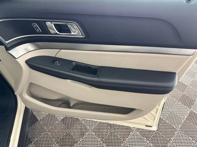 Used 2018 Silver Ford XLT image 19