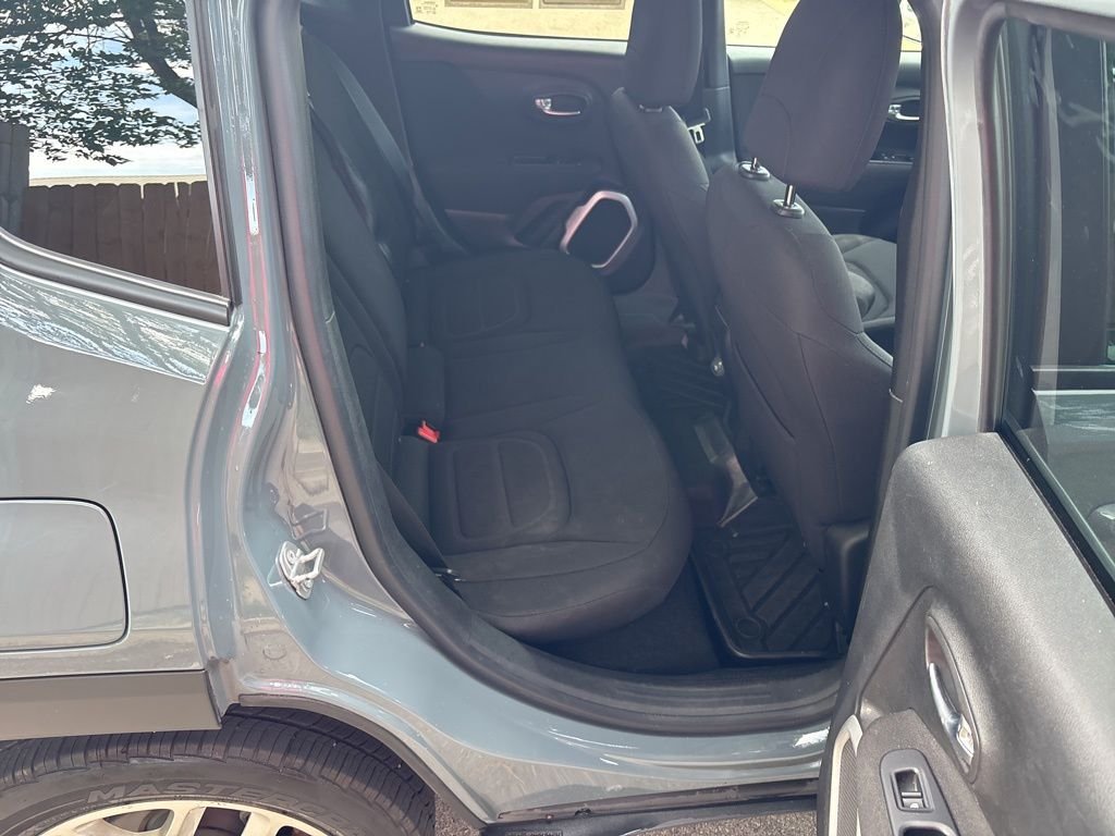 Used 2018 Gray Jeep Latitude image 11