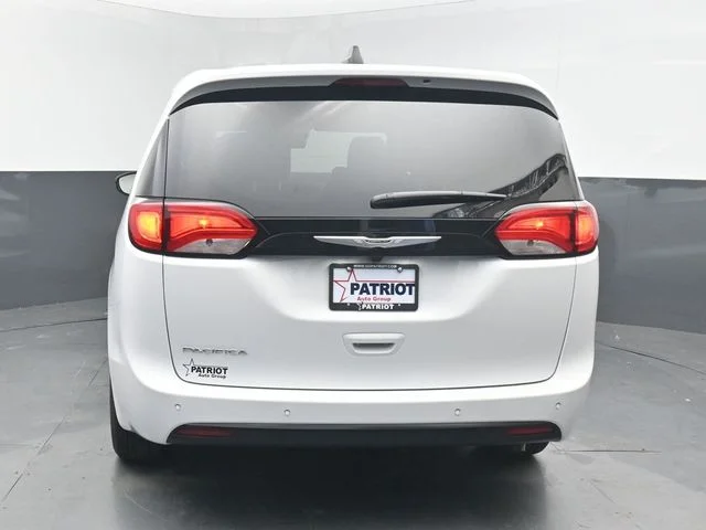 New 2027 Bright White Clear-Coat Exterior Paint Chrysler LX image 12