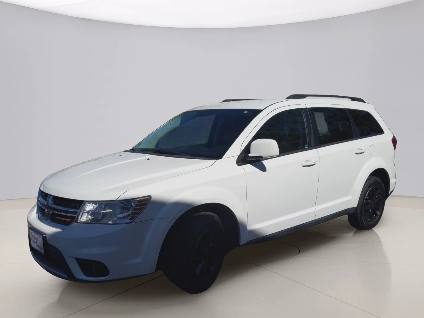 Used 2016 White Dodge SXT image 1