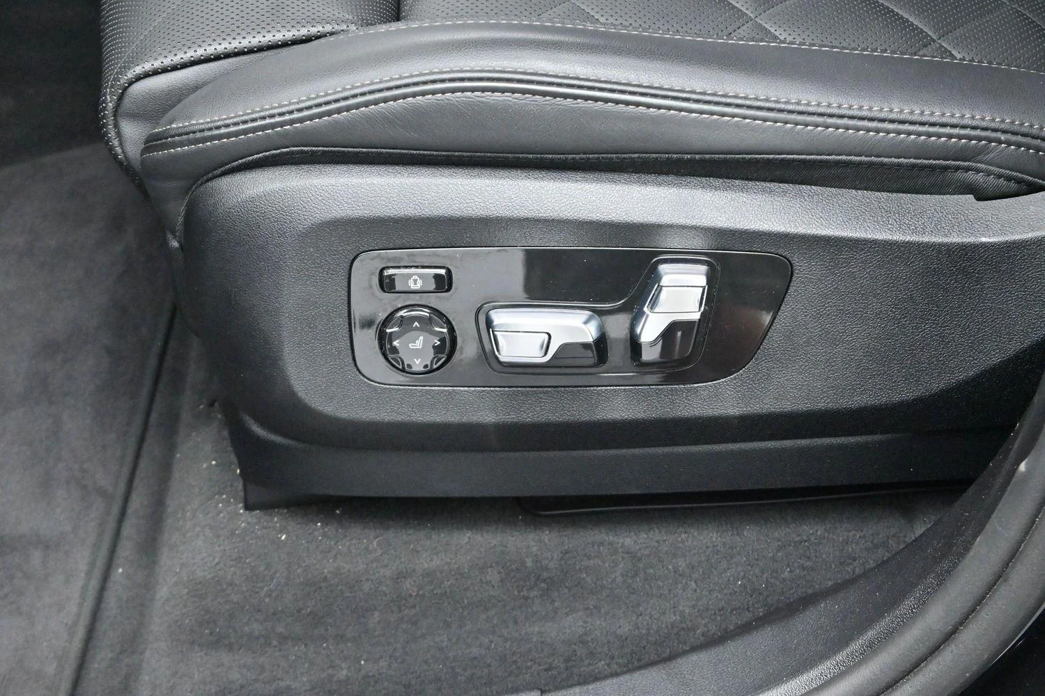 Used 2024 Carbon Black Metallic BMW xDrive40i image 16