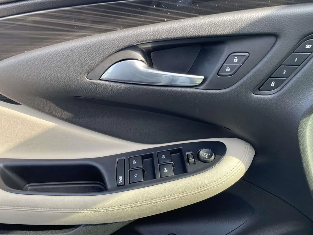 Used 2020 SUMMIT WHITE Buick Premium II image 19