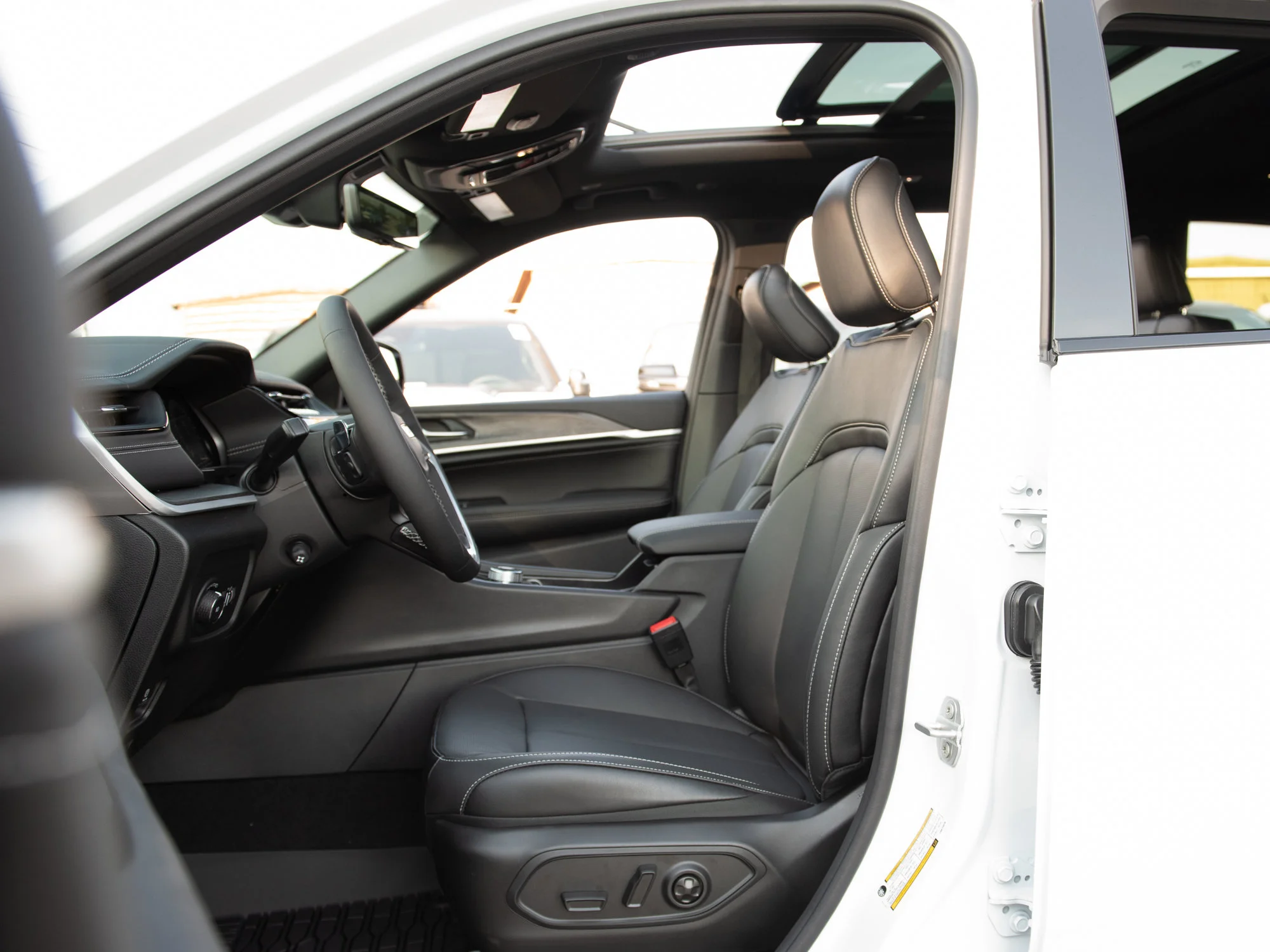 New 2026 White Jeep Limited Reserve* image 25