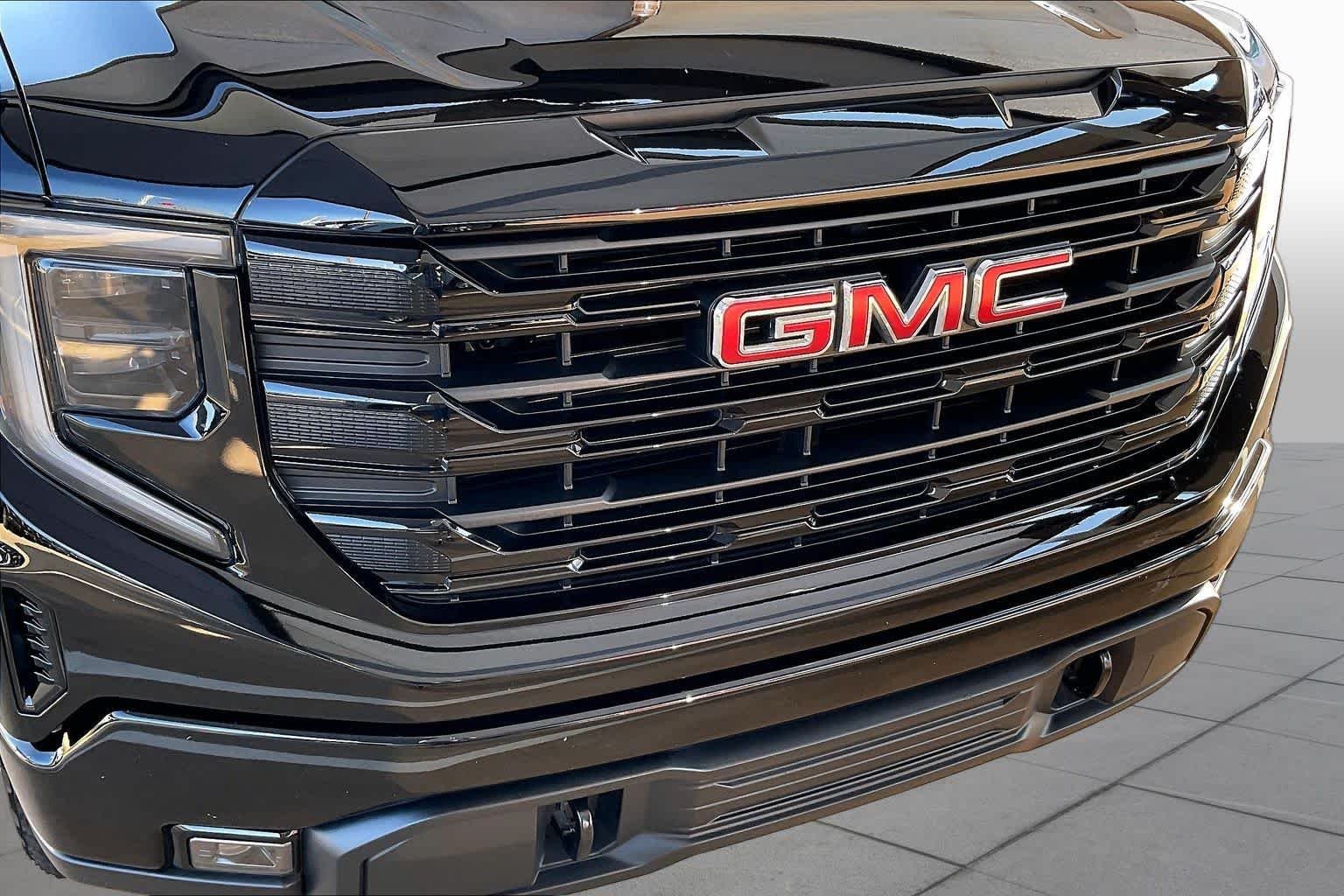 Used 2024 Onyx Black GMC Elevation image 26