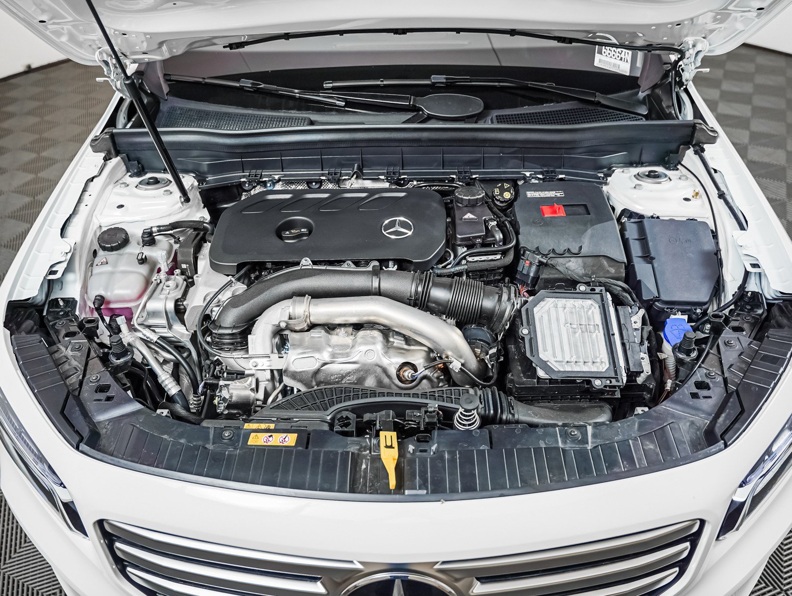 New 2026 Polar White Mercedes-Benz GLB 250 image 3