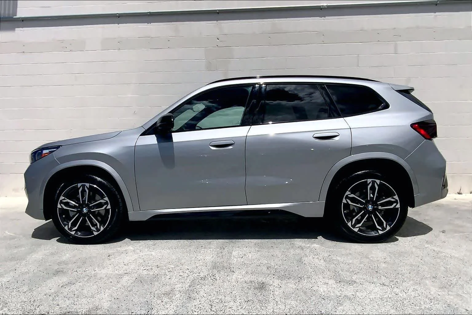 Used 2023 Sil/silver BMW xDrive28i image 3