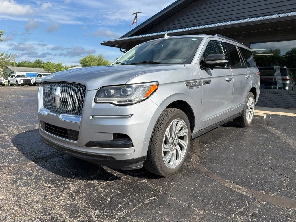 Used 2022 Silver Lincoln Reserve image 2