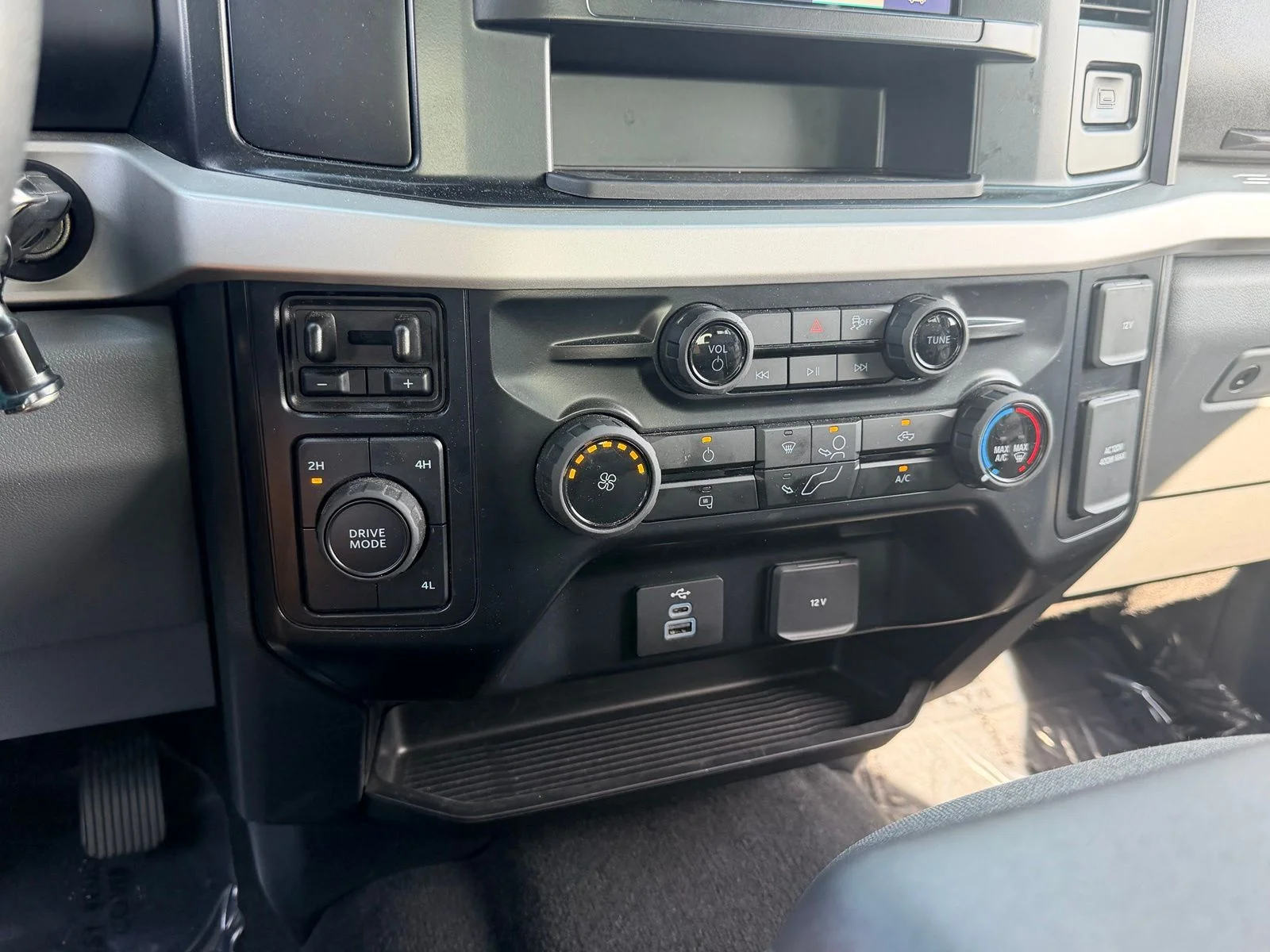 Used 2026 Oxford White Ford XLT image 24