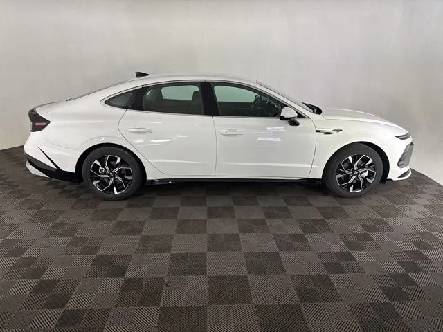 Used 2025 White Hyundai SEL image 5