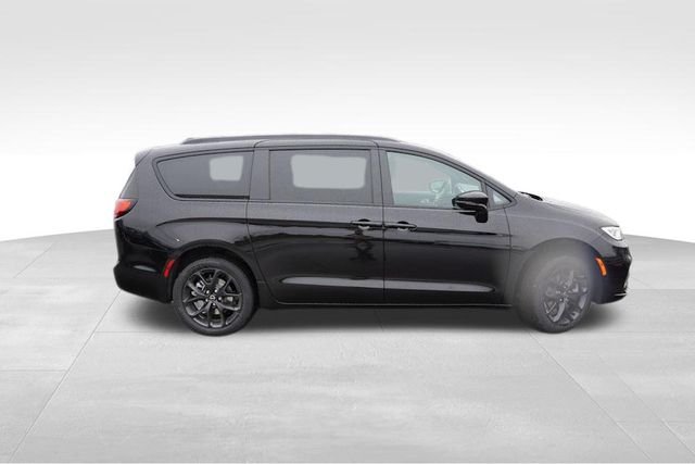 New 2026 Diamond Black Crystal Pearl-Coat Exterior Paint Chrysler Limited image 2
