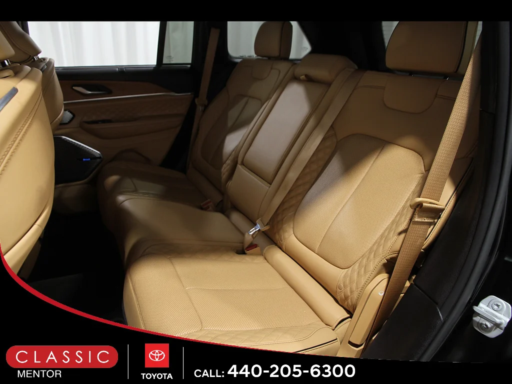 Used 2023 Diamond Black Crystal Pearl Coat Jeep  image 22