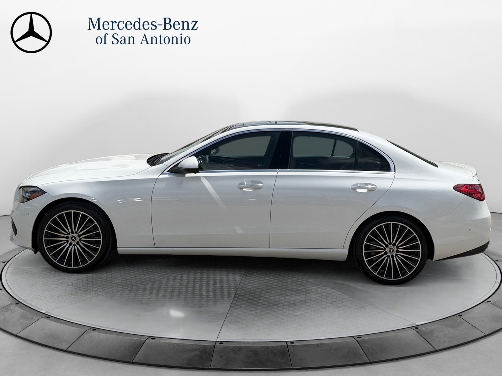 New 2026 MANUFAKTUR Moonlight White Metallic Mercedes-Benz C 300 image 4