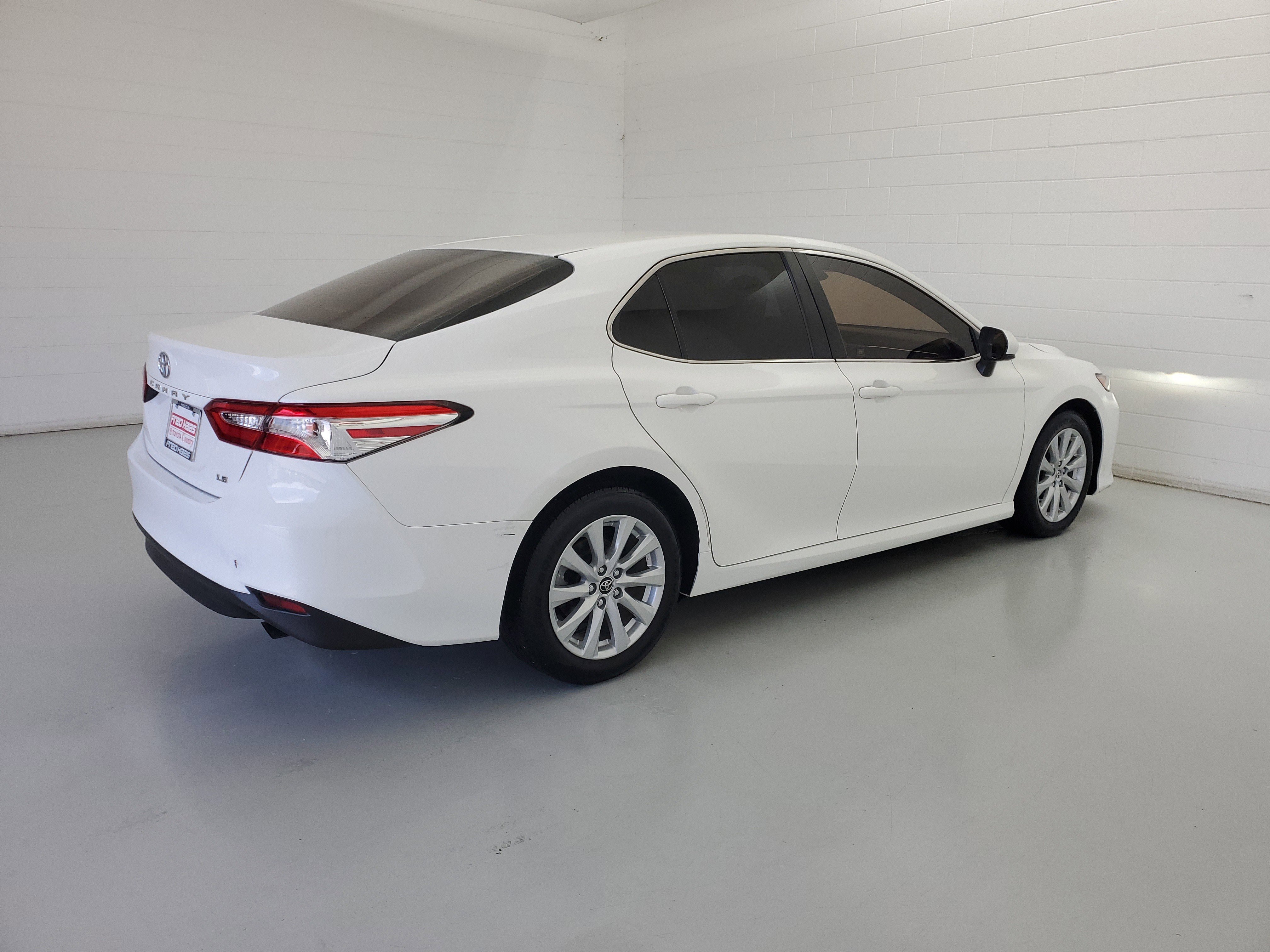 Used 2018 Super White Toyota LE image 5