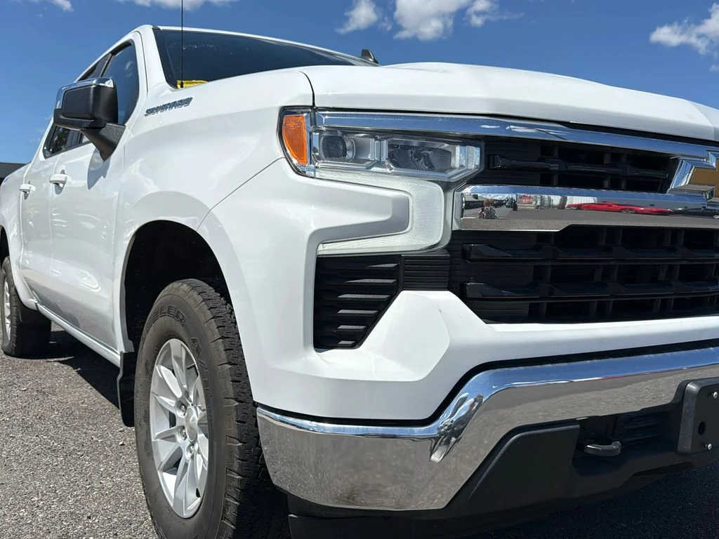 Used 2023 Summit White Chevrolet LT image 28