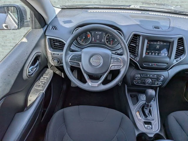 Used 2020 Silver Jeep Latitude image 14