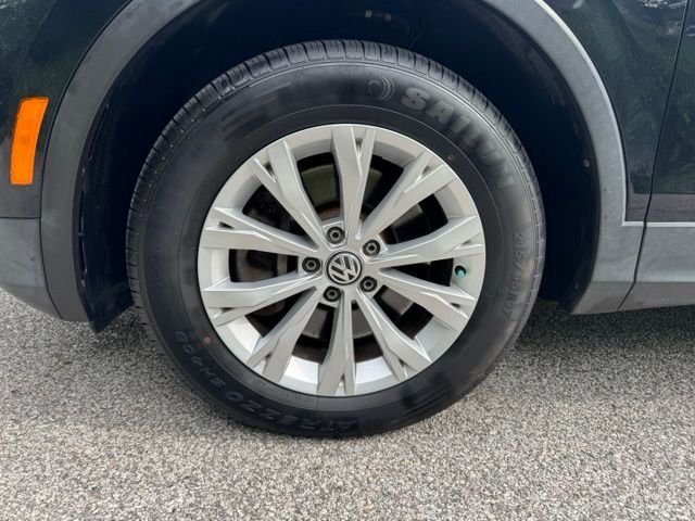 Used 2019 Deep Black Volkswagen 2.0T SE image 2