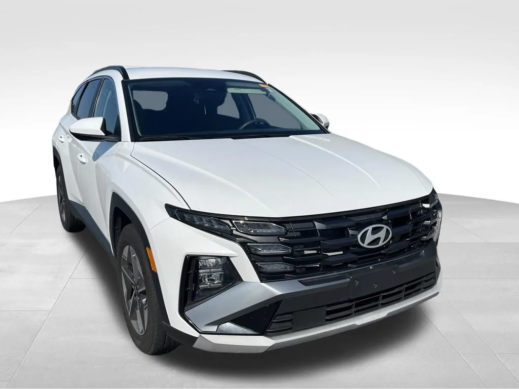 Used 2025 White Hyundai SEL image 28