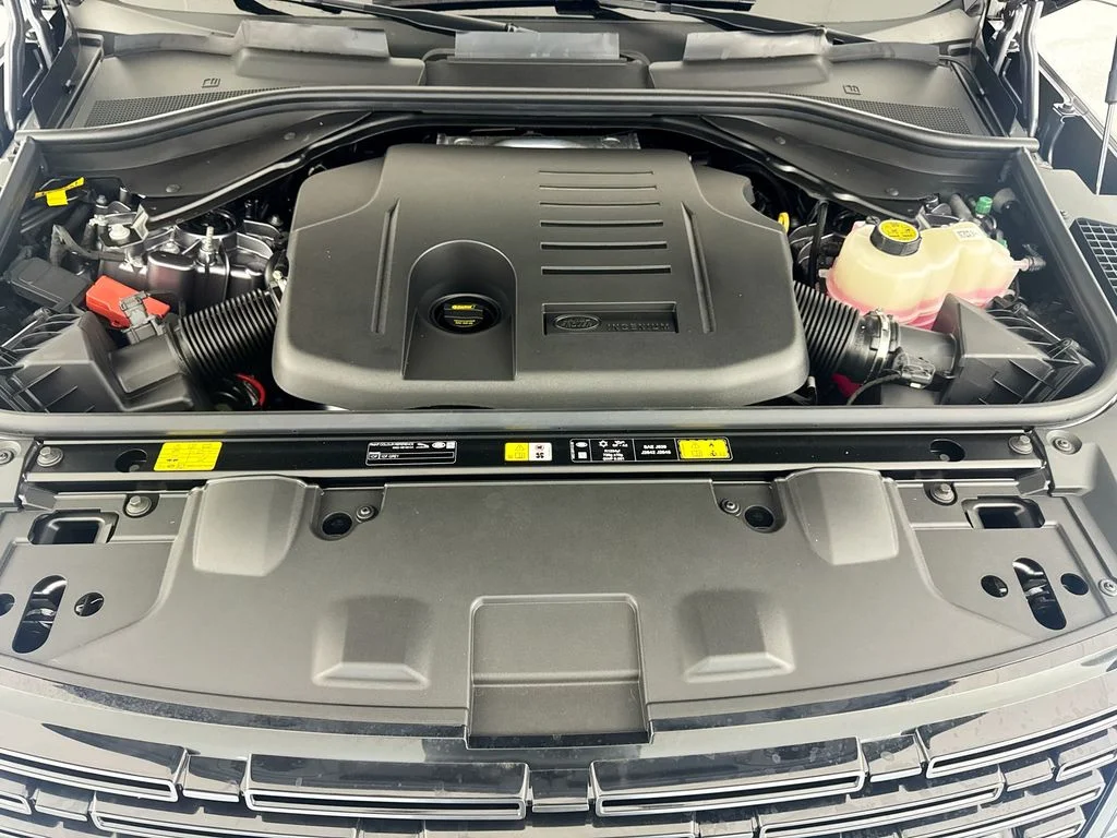New 2026 Eiger Grey Land Rover SE image 31