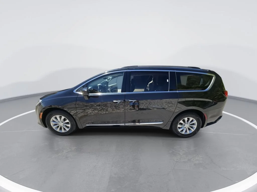 Used 2017 Chrysler Pacifica Touring-L with VIN 2C4RC1BG1HR703090 for sale in Corbin, KY