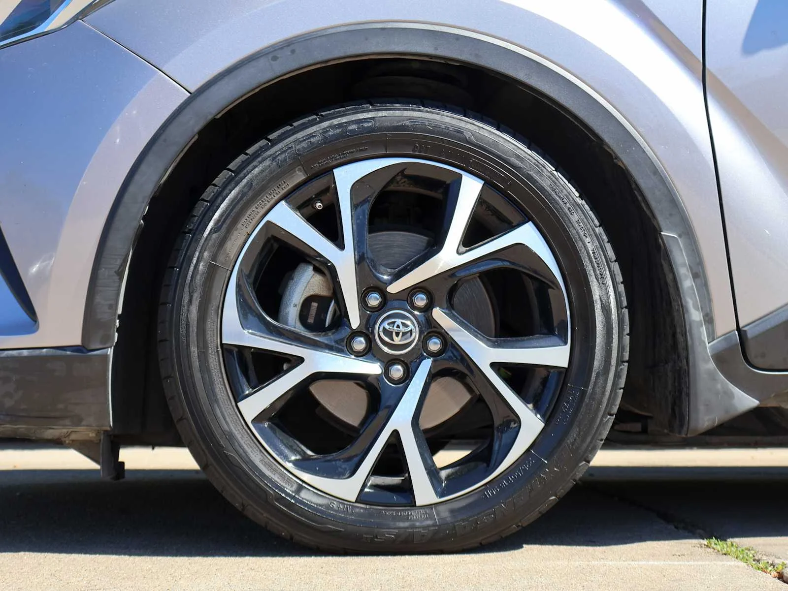 Used 2018 Silver Knockout Metallic Toyota XLE Premium image 7