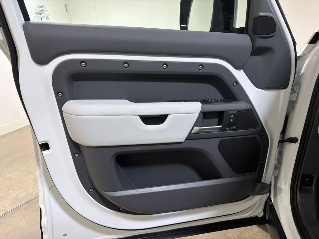 New 2026 Fuji White Land Rover X-Dynamic SE image 9