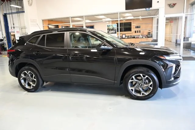 Used 2025 Mosaic Black Metallic Chevrolet LT image 4