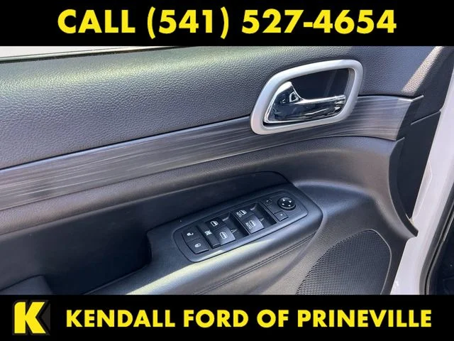 Used 2019 Bright White Clearcoat Jeep Laredo image 10