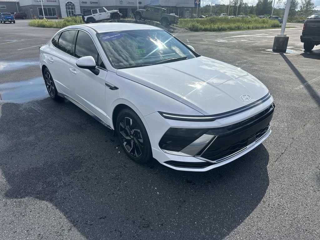 Used 2024 White Hyundai SEL image 2