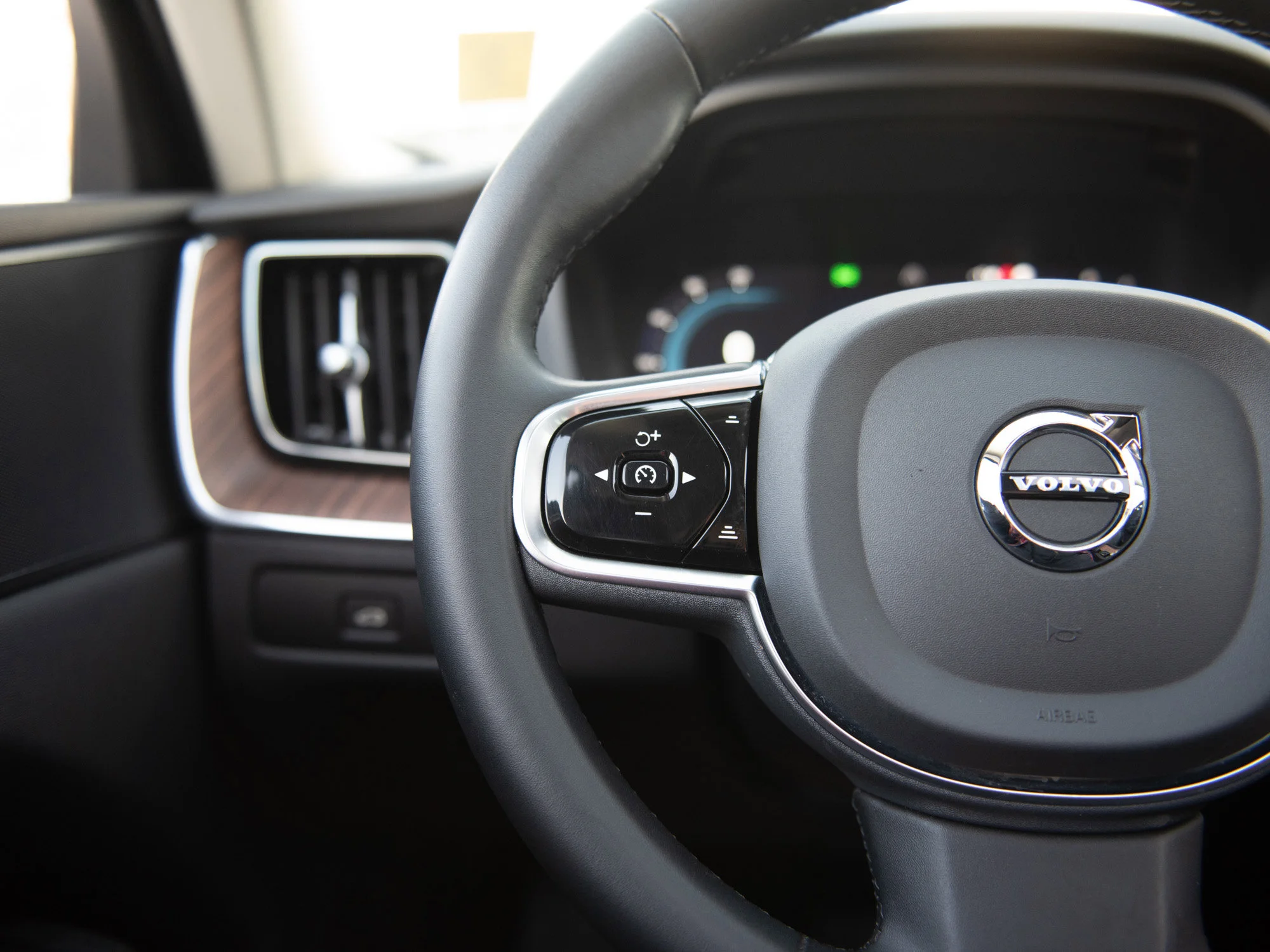 Certified Used 2023 Silver Volvo Plus Bright Theme * No Accidens | Heated Seats | Panoramic Roof | Apple CarPlay image 23