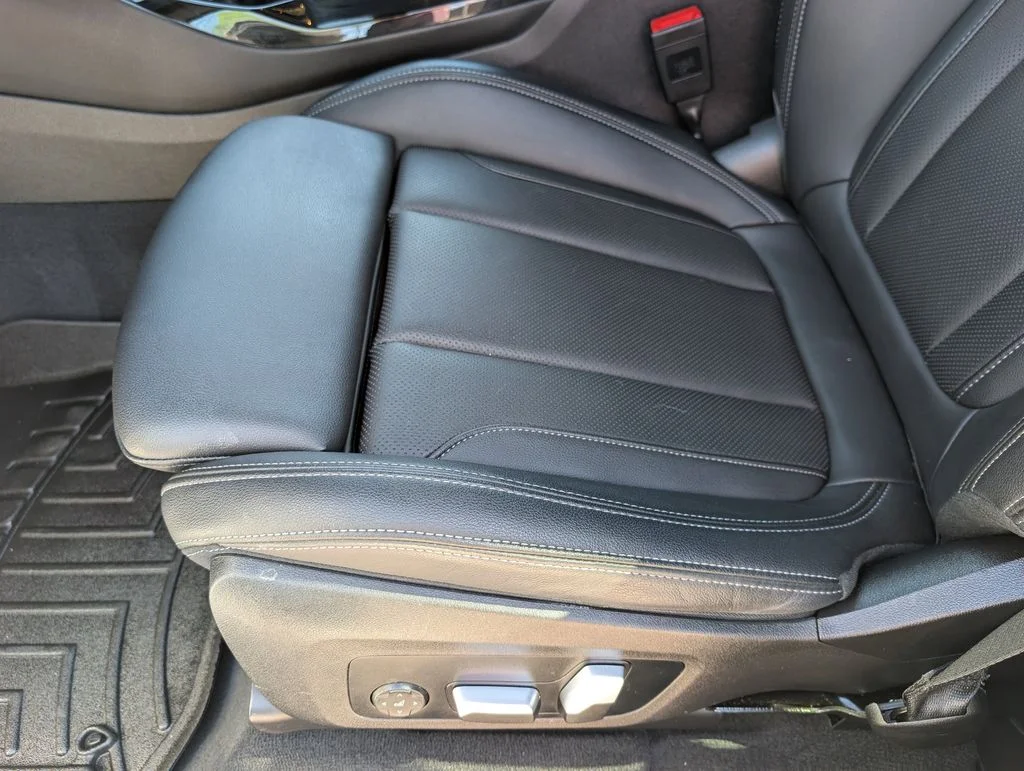Used 2023 White Metallic BMW sDrive30i image 15