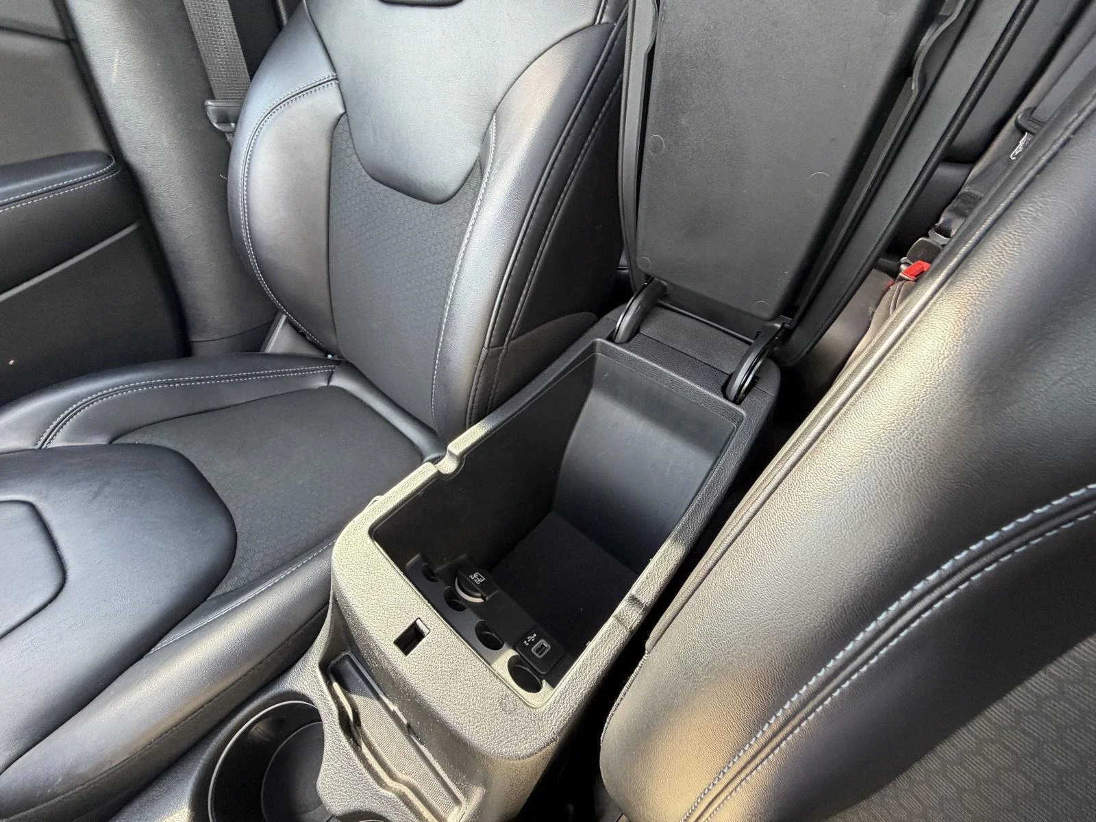 Used 2019 Bright White Clearcoat Jeep Latitude Plus image 15