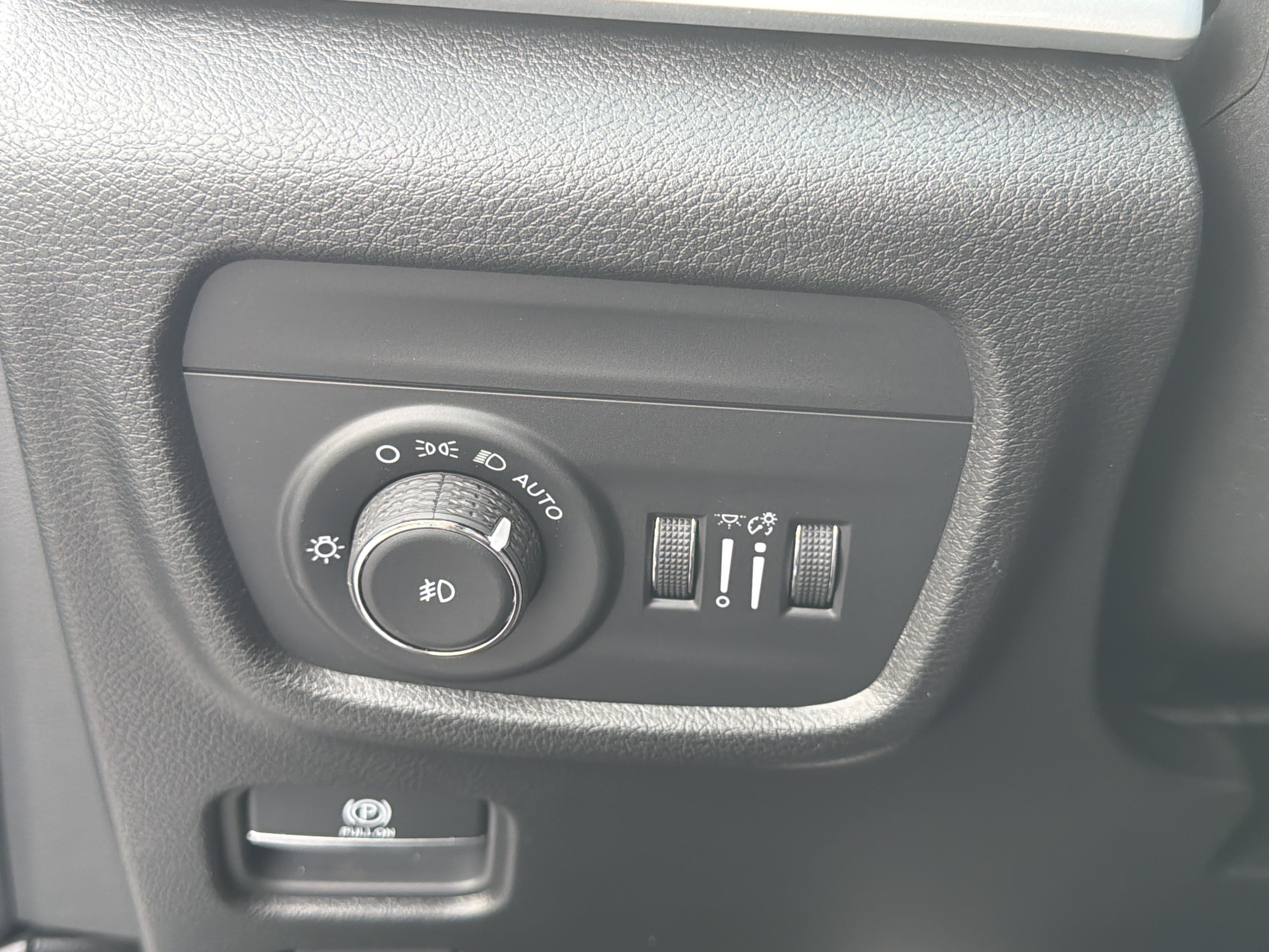 New 2025 Silver Zynith Exterior Paint Jeep Limited image 38